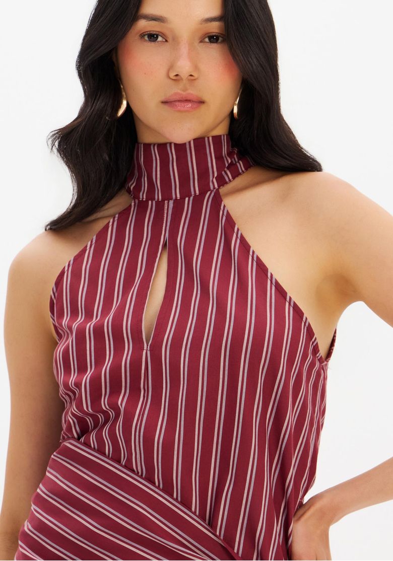 Detalhe-do-decote-gola-alta-com-pequena-abertura-frontal-e-cava-francesa-na-blusa-listrada-vermelha-tecido-100--algodao