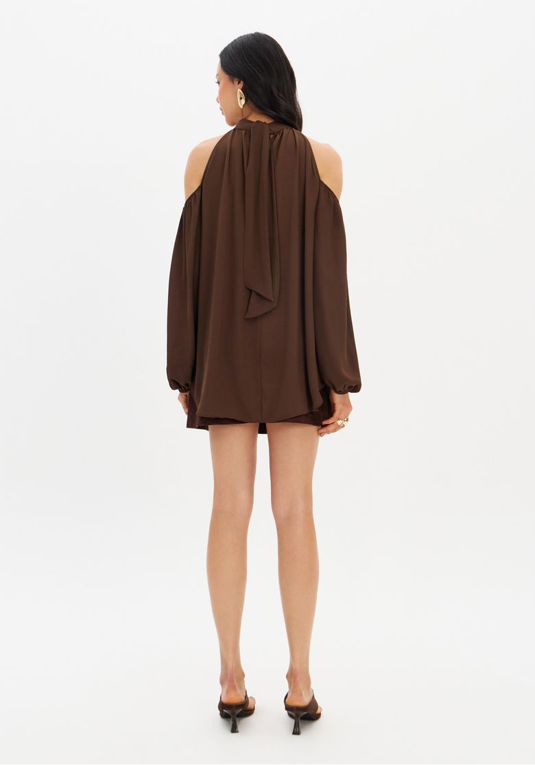 Detalhe-lateral-da-blusa-fluida-marrom-mostrando-o-recorte-nos-ombros.