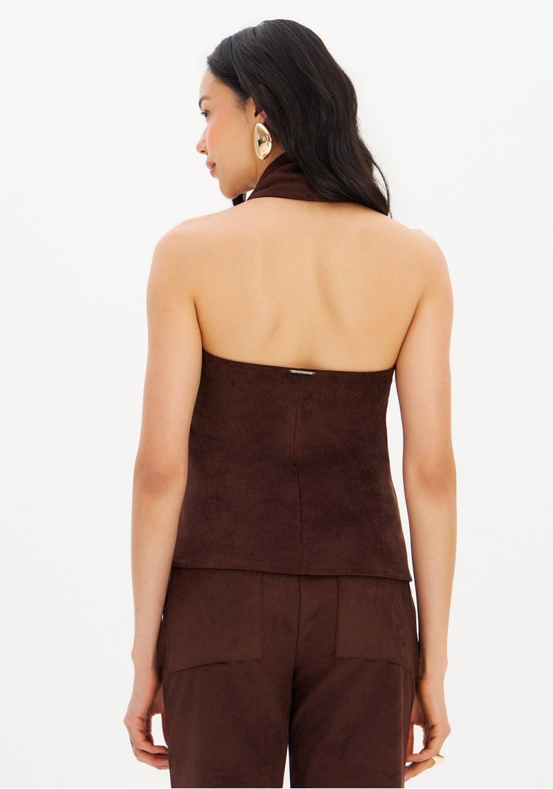 Verso-da-blusa-frente-unica-marrom-mostrando-costas-a-mostra-e-barra-reta-vista-posterior-do-conjunto