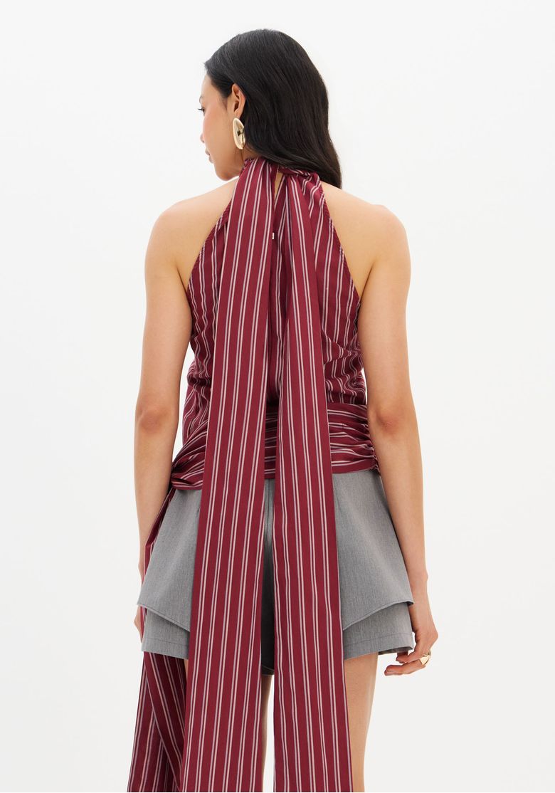 Close-traseiro-da-blusa-com-vista-da-cava-francesa-e-do-comprimento-das-faixas-longas-que-se-estendem-abaixo-do-quadril