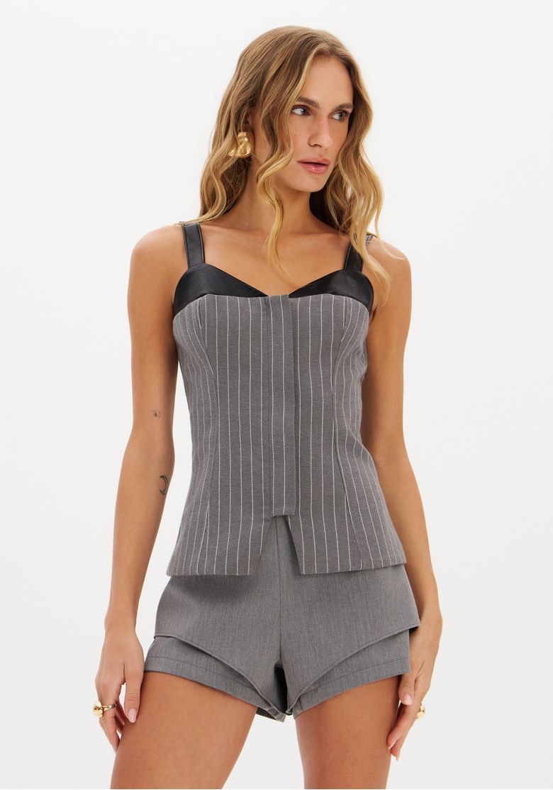 Blusa de alça risca de giz cinza vista frontal, top corset com decote em V suave e alças largas em PU.