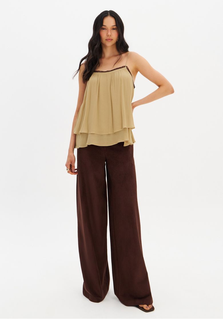 Detalhe-do-decote-em-U-da-blusa-confeccionada-em-viscose-com-renda-contrastante-e-alcas-finas-destacando-a-textura-leve-do-tecido.