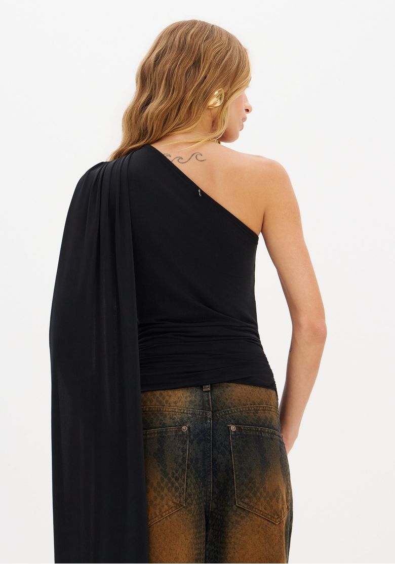 Vista traseira da blusa ombro único preta com pala longa.