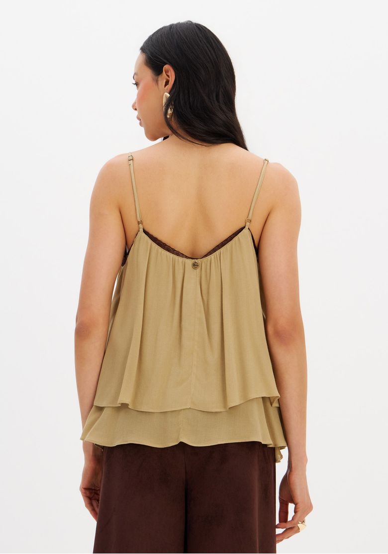 Vista-traseira-completa-ressaltando-as-camadas-e-o-caimento-livre-da-blusa-com-fechamento-sem-botoes-aparentes.
