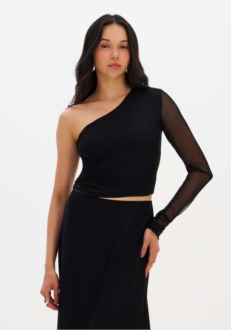 Blusa ombro único preta com manga longa em tule, vista frontal.
