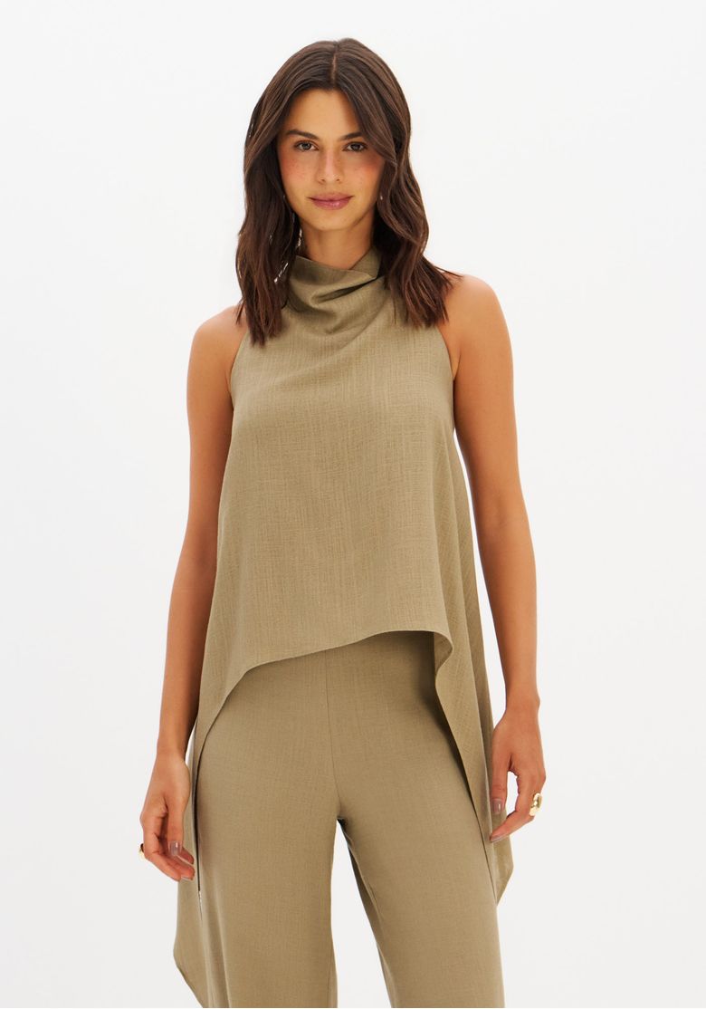 Modelo vestindo blusa assimétrica sem manga verde vista frontal com decote drapeado e barra assimétrica