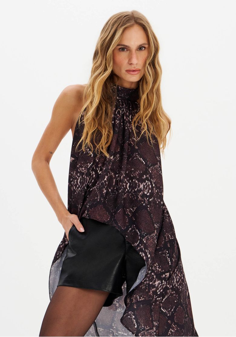 Blusa estampada assimétrica com gola alta vista de frente.