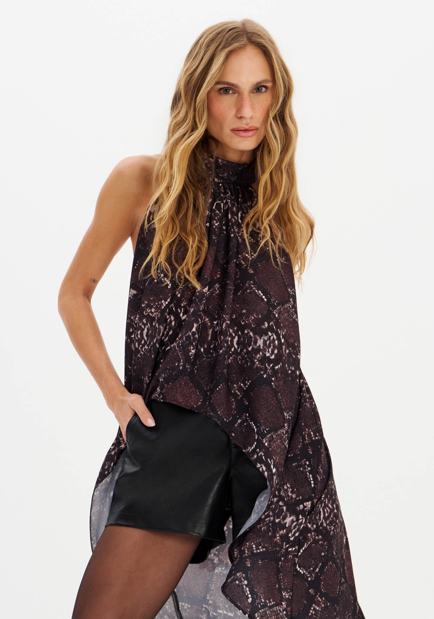 Blusa Estampada Sem Manga Com Assimetria