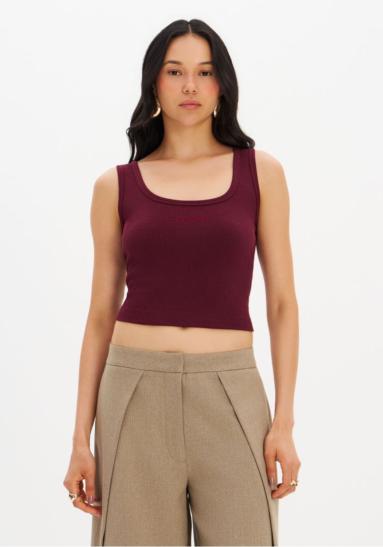 Blusa cropped canelada sem mangas na cor bordô, vista frontal com decote em U.