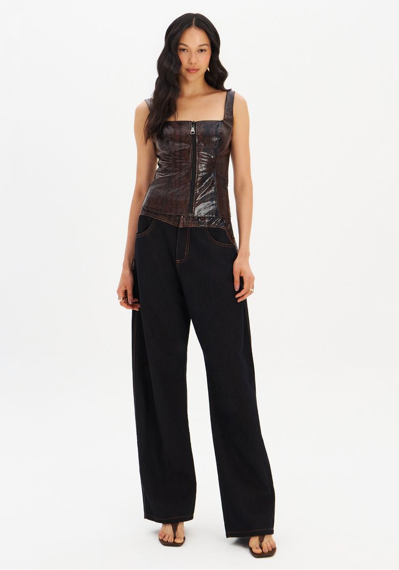 Close frontal da blusa corset PU mostrando zíper central e textura croco marrom com costuras modeladoras