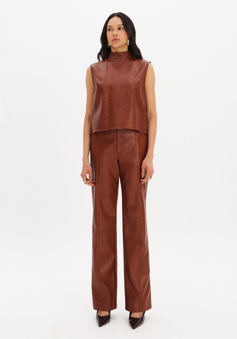 Blusa em tecido PU marrom com modelagem reta e comprimento curto, vista completa.