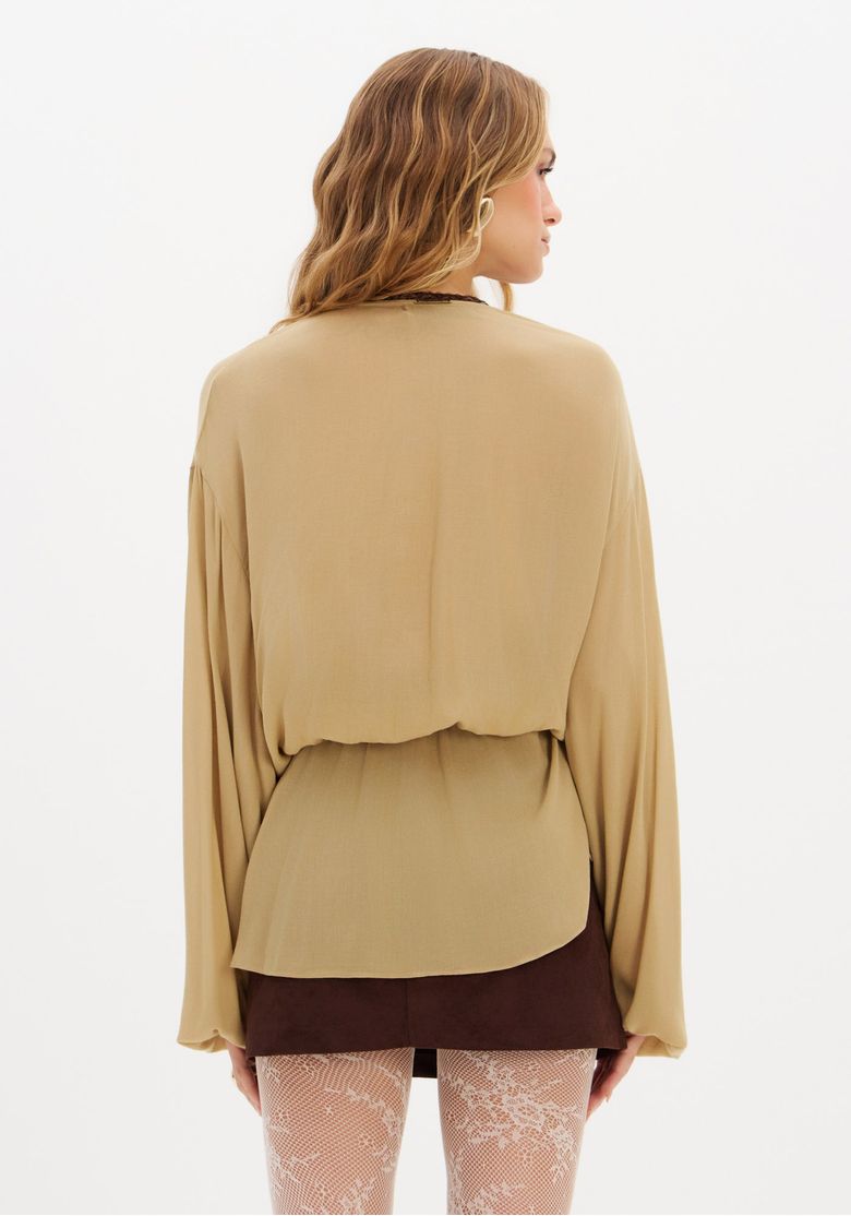 Look-corpo-inteiro--modelo-com-blusa-transpassada-bege-viscose-saia-curta-marrom-e-sandalias-de-salto-look-casual-urbano-elegante
