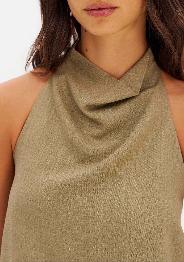 Close no decote drapeado tipo cowl da blusa assimétrica em tecido plano leve verde