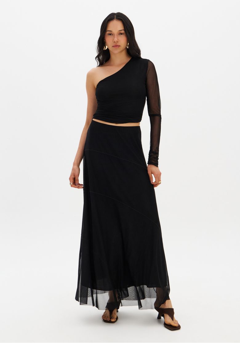 Blusa ombro único preta combinada com saia longa preta.