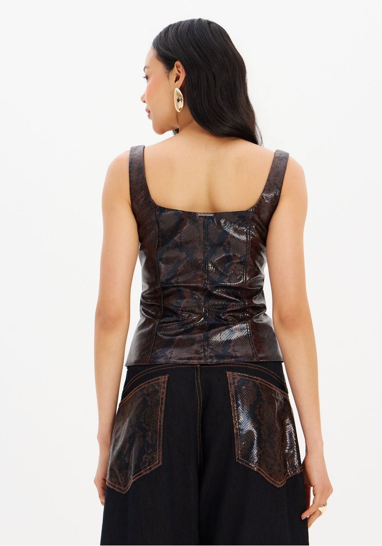 Detalhe das costas da blusa e bolsos da calça com aplicação em PU croco combinando com a peça superior