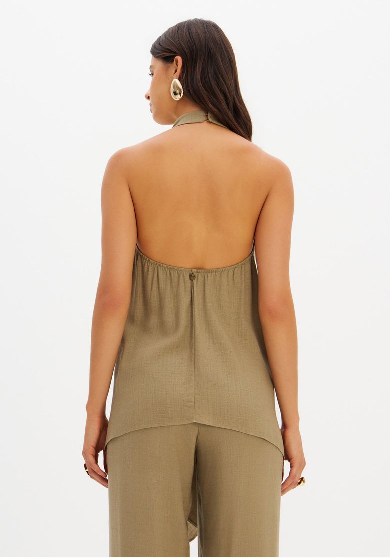 Detalhe traseiro da alça halter e da barra alongada da blusa assimétrica sem manga