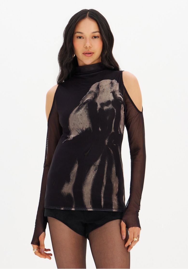 Blusa feminina preta gola alta com recorte de ombro e mangas em tule transparente, vista frontal três-quartos, estampa abstrata no corpo
