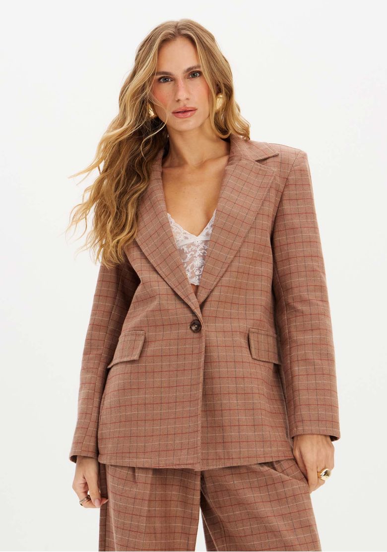 Detalhe da lapela e fechamento do blazer oversized feminino.