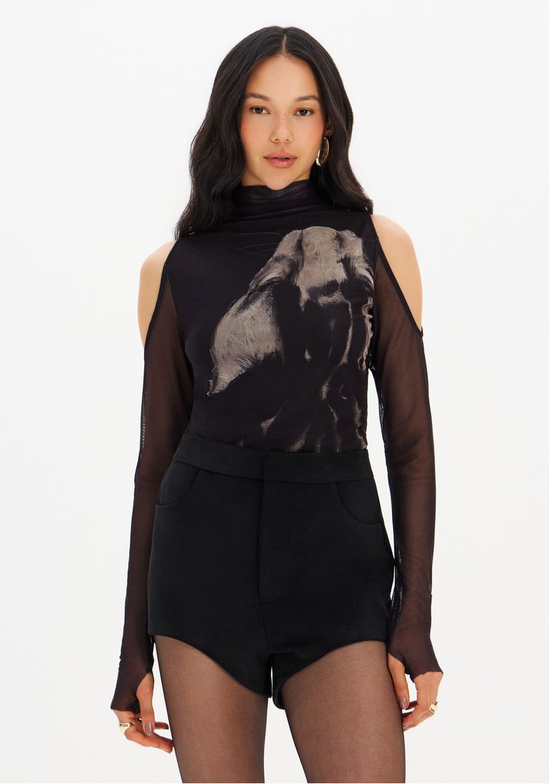 Blusa manga longa justa com tule nas costas e recortes nos ombros, barra levemente alongada atrás, vista frontal completa
