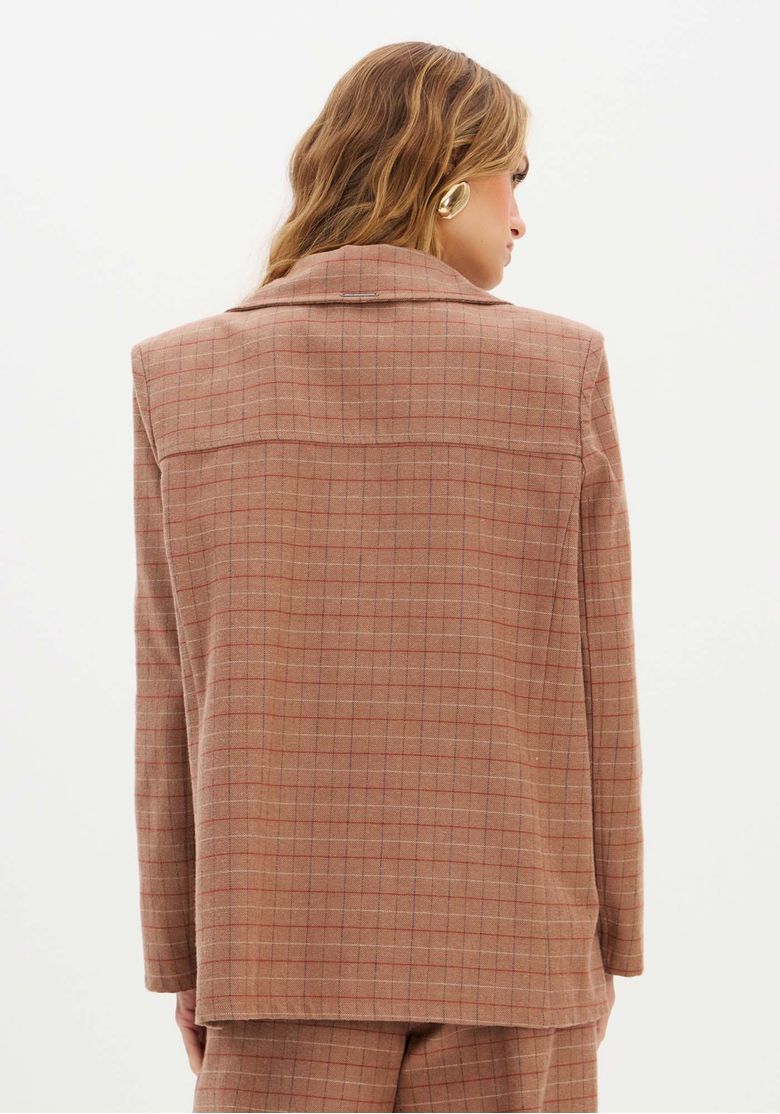 Modelo vestindo blazer oversized feminino com padronagem moderna.