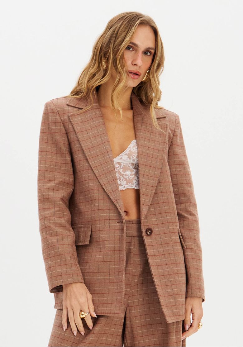 Blazer oversized feminino em algodão com padronagem moderna, vista frontal.