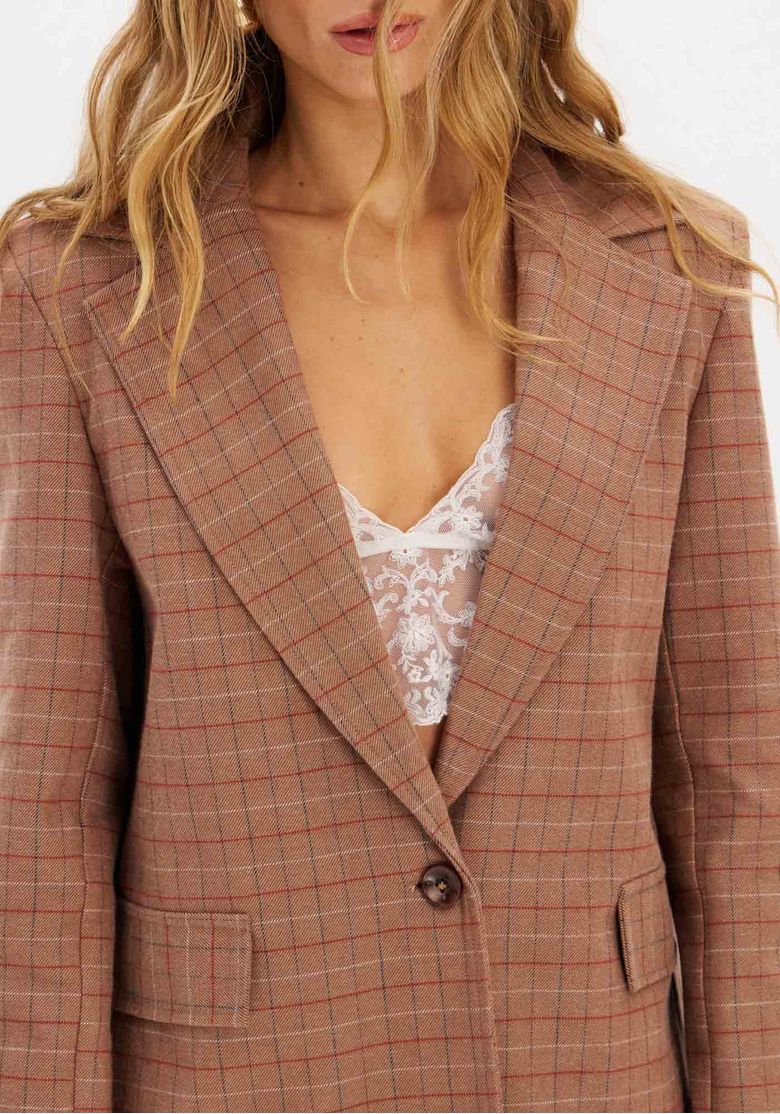 Blazer oversized feminino em algodão com padronagem moderna, vista traseira.