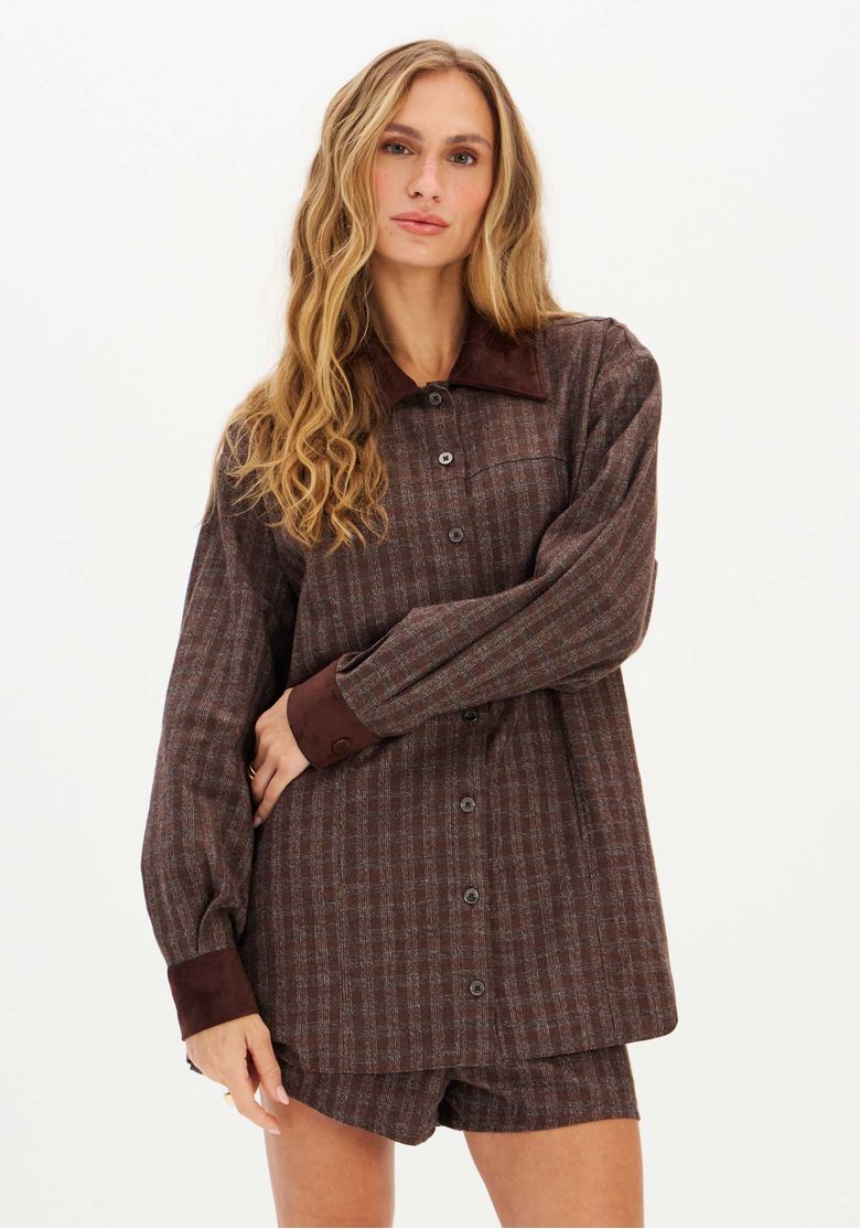 Vista frontal da camisa oversized xadrez com fechamento por botões.