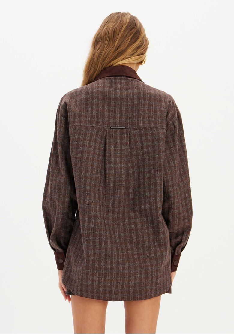 Vista traseira da camisa oversized xadrez com detalhe de prega central.