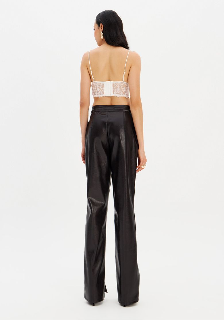 Vista traseira da calça boot cut em PU brilhoso.