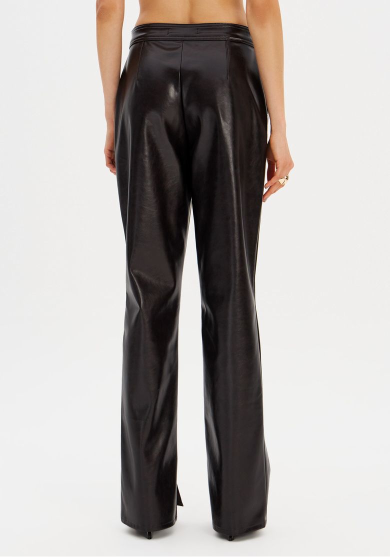 Detalhe da parte traseira da calça boot cut em PU brilhoso.