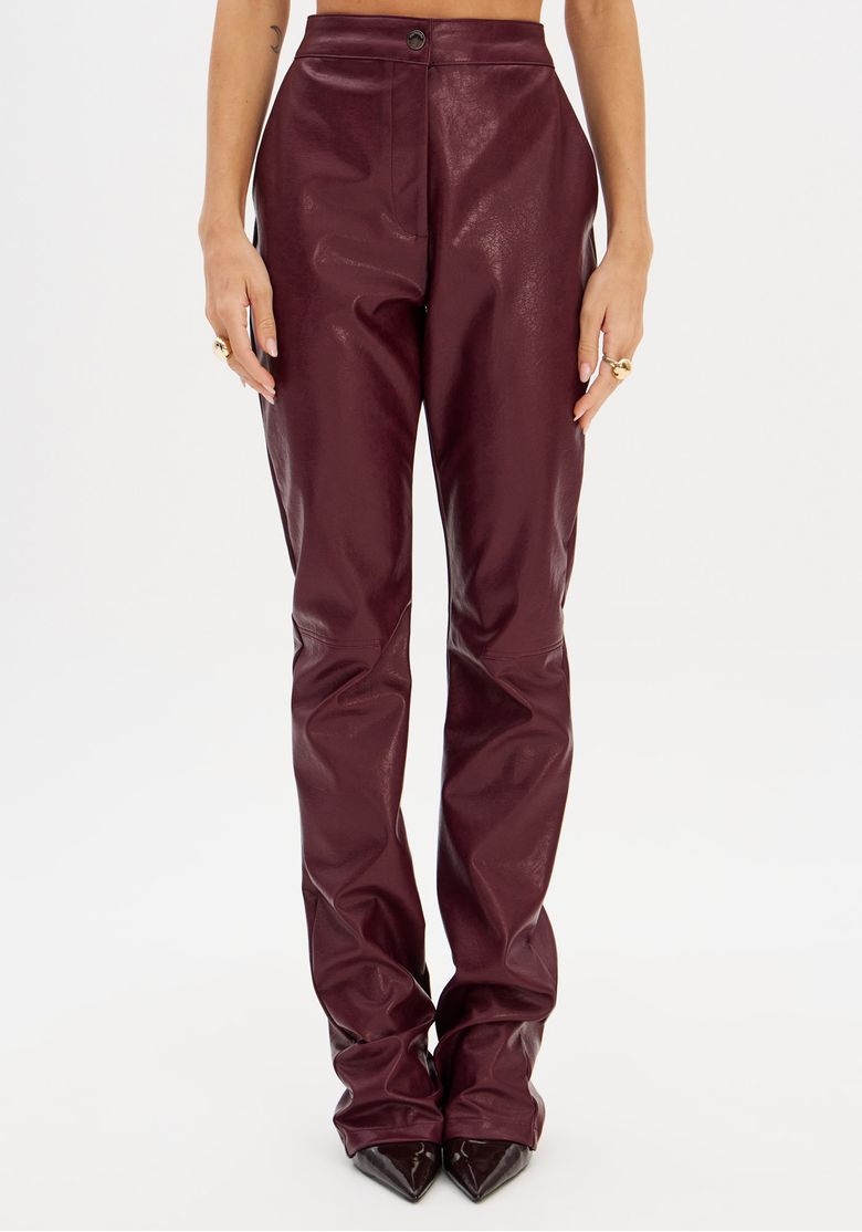 Vista-lateral-da-calca-boot-cut-bordo-mostrando-o-caimento-e-o-comprimento.