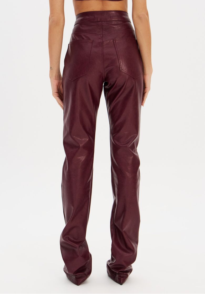 Vista-completa-da-calca-boot-cut-bordo-em-estudio-destacando-o-comprimento-e-a-modelagem.