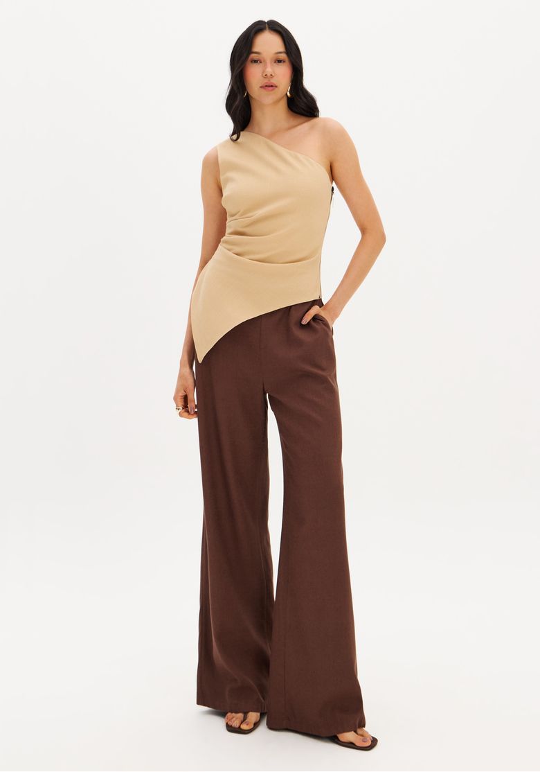 Modelo vestindo calça reta marrom com top bege, vista frontal completa.