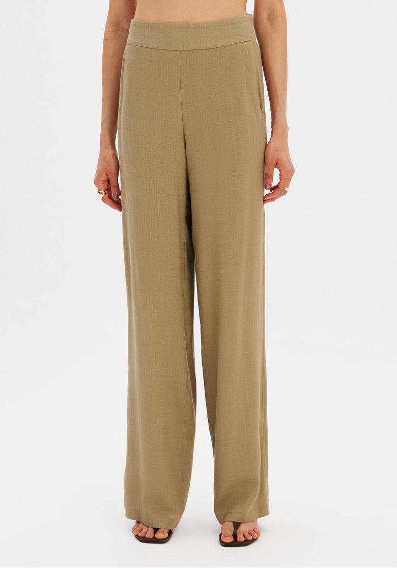 Detalhe posterior da calça full length mostrando cós de elástico e acabamento liso das costas, indicação de conforto e ajuste fácil