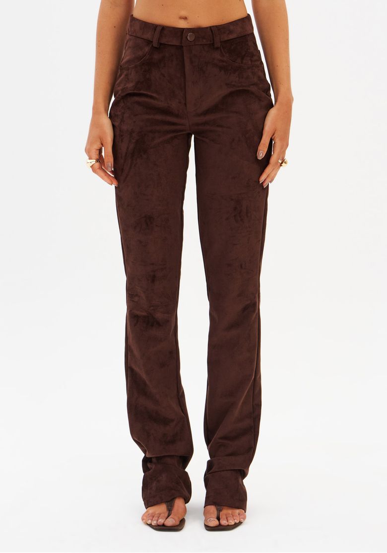 Calça skinny em suede marrom, detalhe da modelagem ajustada e cintura média.