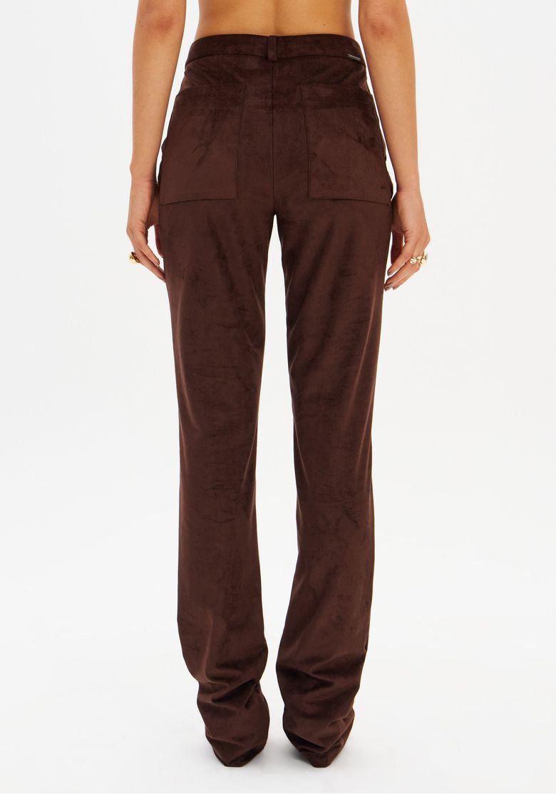 Vista traseira da calça skinny em suede marrom, destacando o ajuste ao corpo.