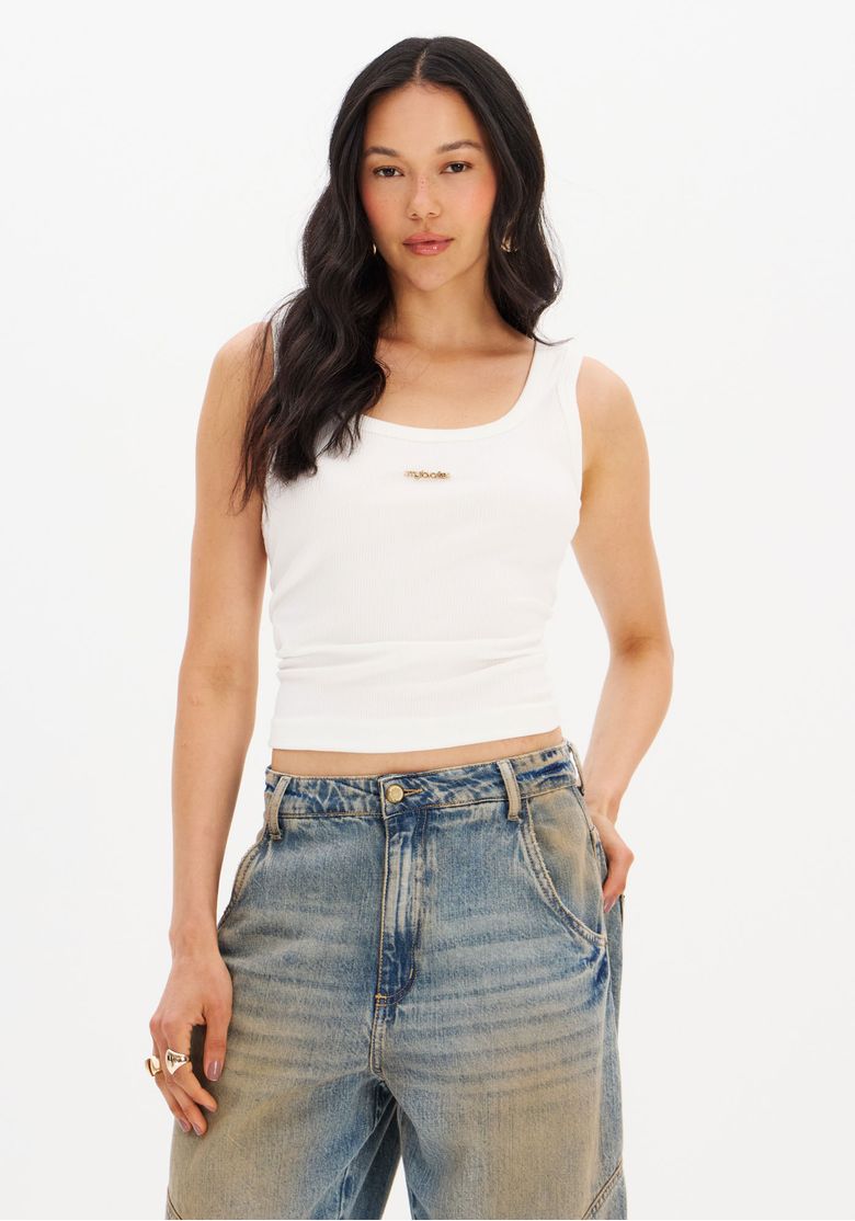 Modelo-vestindo-blusa-regata-canelada-branca-com-calca-jeans-ampla-vista-frontal.