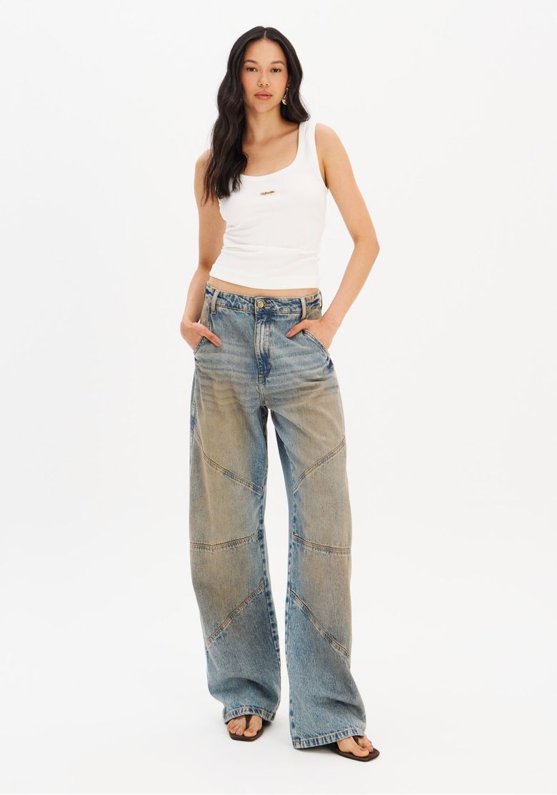 Modelo-em-pose-lateral-mostrando-detalhes-da-blusa-regata-canelada-branca.