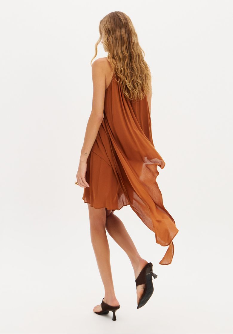 Detalhe-da-gola-alta-franzida-e-do-drapeado-no-decote-halter-do-macacao-em-viscose-marrom