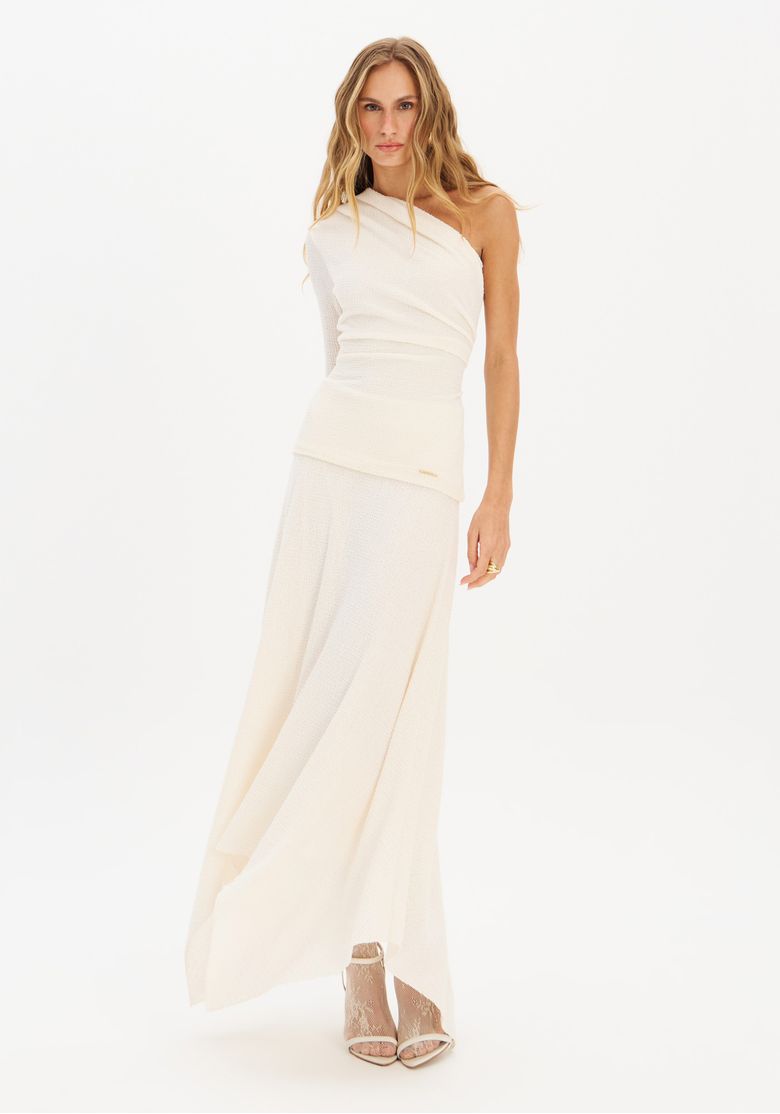 Modelo vestindo saia super midi branca com top branco, em pose frontal.