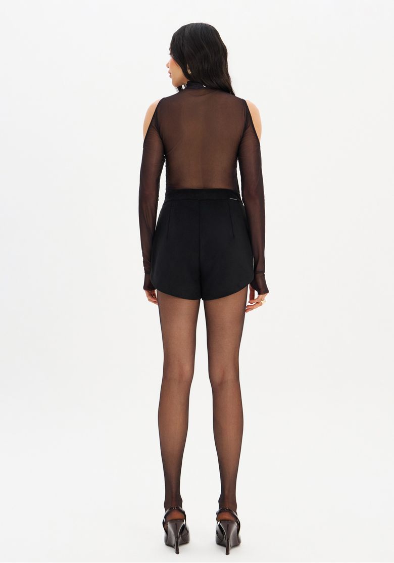 Close frontal do short hot pants suede preto mostrando fechamento frontal discreto, textura aveludada e barra arredondada