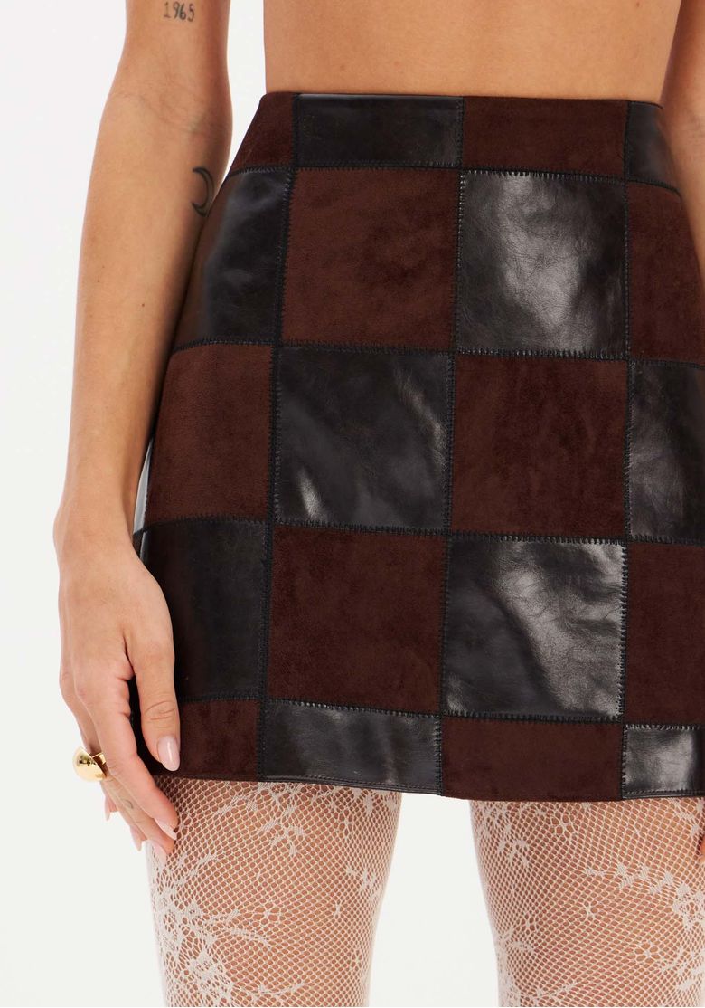 Imagem-detalhada-focando-no-acabamento-e-materiais-da-saia-em-patchwork.