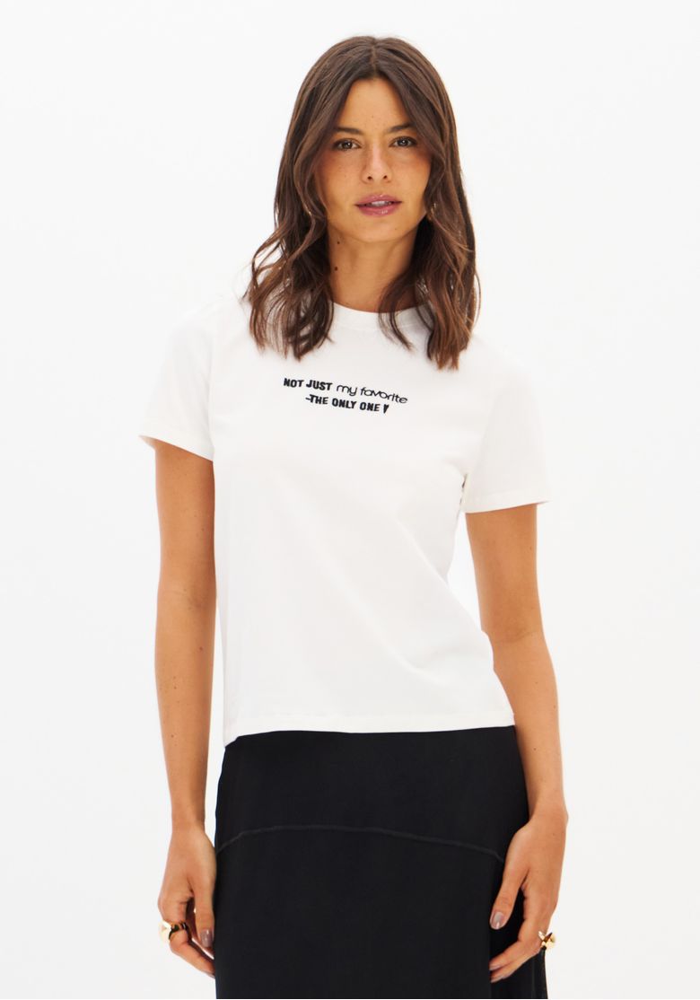 Modelo usando camiseta baby look branca bordada - vista frontal 3/4, gola redonda, mangas curtas e bordado tipográfico preto no peito