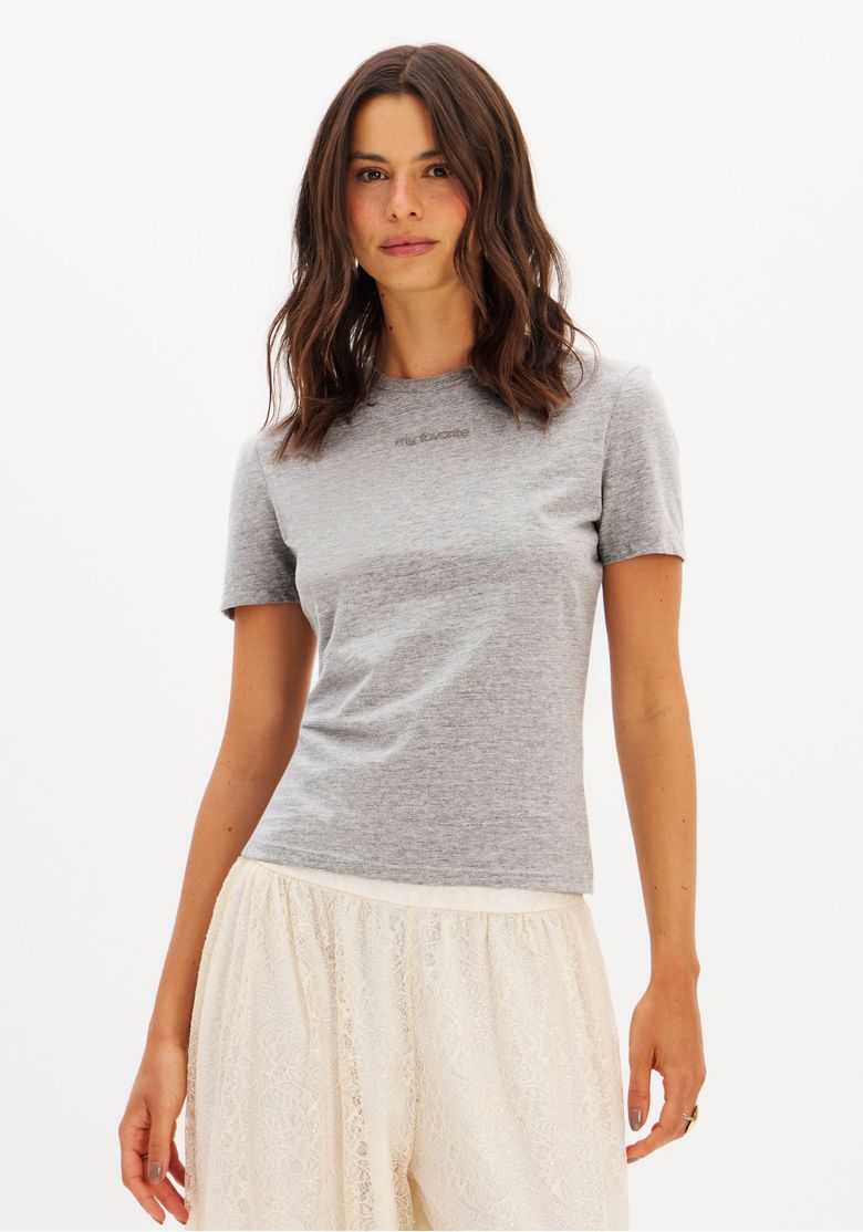 Modelo usando camiseta baby look cinza com bordado 'my favorite' - vista frontal, malha leve, gola redonda e mangas curtas