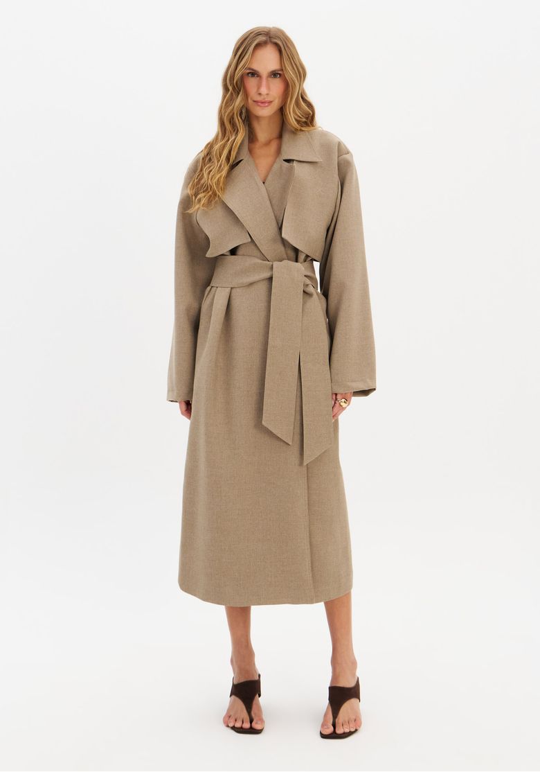 Trench-coat-alongado-verde-com-faixa-amarrada-vista-frontal-completa-em-estudio-com-fundo-branco