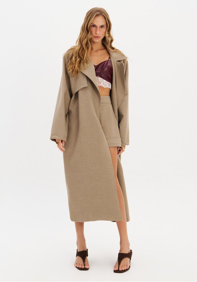 Trench-coat-alongado-verde-oversize-com-abertura-lateral-mangas-longas-e-lapelas-amplas-fotografia-de-corpo-inteiro