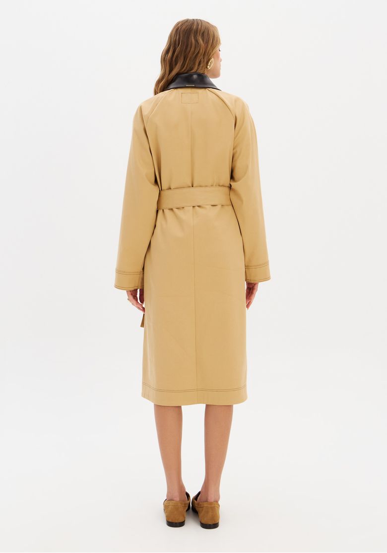 Vista traseira do trench coat alongado bege com faixa ajustada.