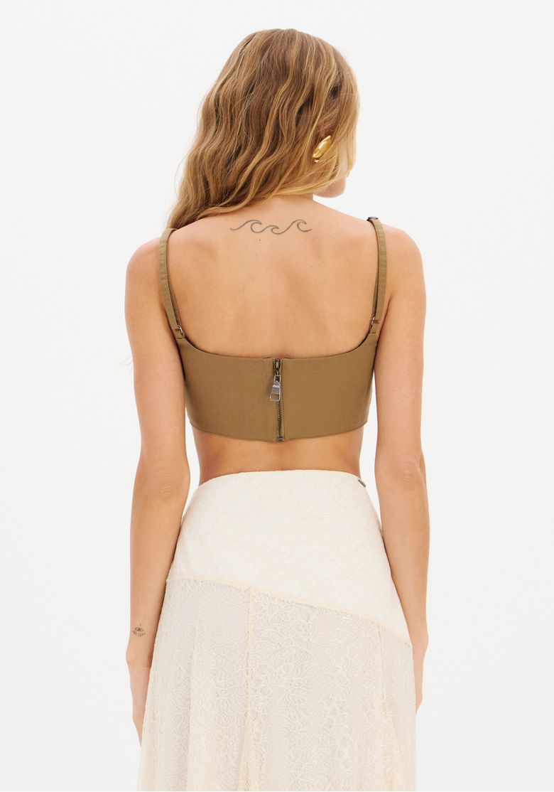 Verso do top cropped sarja verde com zíper central nas costas e alças ajustáveis - detalhe do fecho e acabamento