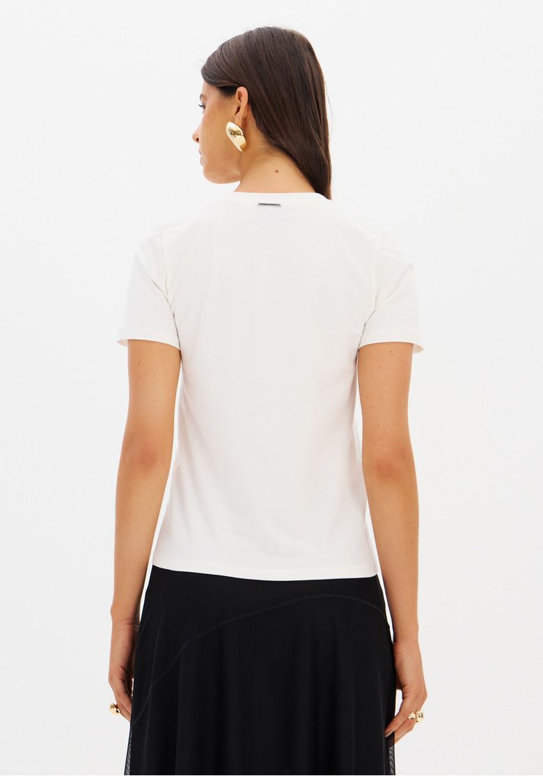 Verso da camiseta baby look branca - vista posterior com gola redonda, costuras discretas e caimento ajustado nas costas