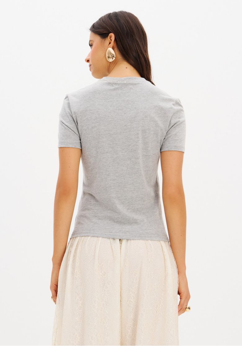 Vista traseira da camiseta baby look cinza mostrando corte e caimento na parte de trás, com mangas curtas e barra reta